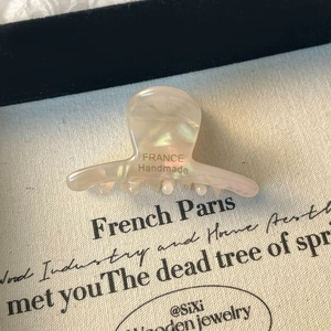 Détail d'une pince à cheveux en acétate irisé avec inscription France faite à la main