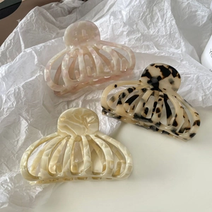 Trois pinces à cheveux en acétate aux motifs marbre rose, sable beige et écaille de tortue