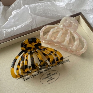 Détail des pinces à cheveux en acétate écaille de tortue et rose perle sur plateau