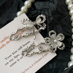 Lot de barrettes argentées papillon et fleur avec pierres œil de chat et strass