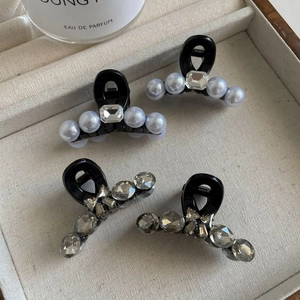 Détails de quatre mini pinces à cheveux avec perles et cristaux sur finition noire brillante
