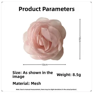 Détail de la pince à cheveux camélia en tulle rose de 10 cm montrant la texture légère