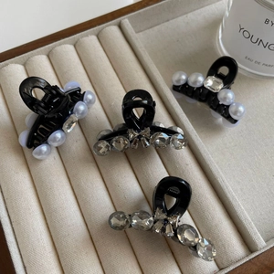 Lot de mini pinces à cheveux noires avec perles et strass sur velours beige doux