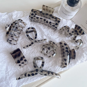 Élégant lot de 8 pinces à cheveux léopard gris en acétate avec une finition brillante