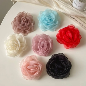 Lot de sept élégantes pinces à cheveux camélia en gaze 3D aux couleurs variées pour style