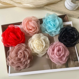 Détail des pinces à cheveux camélia en organza 3D dans sept couleurs élégantes