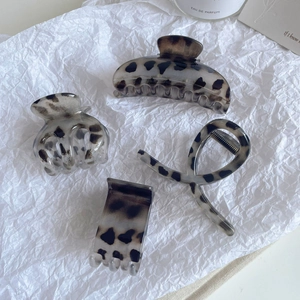 Ensemble de quatre pinces à cheveux léopard au design minimaliste gris et motifs tortue
