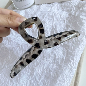 Détail d'une grande pince à cheveux à motif léopard avec finition gris translucide