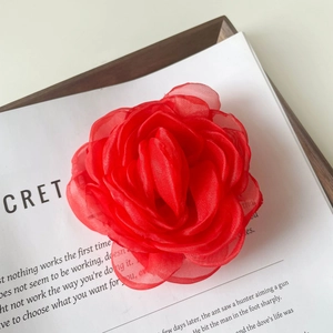 Détail macro d'une fleur de camélia 3D en gaze rouge aux pétales multicouches raffinés