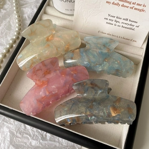 Set mit vier eleganten Haarklammern aus Acetat mit Marmortextur in sanften Pastellfarben