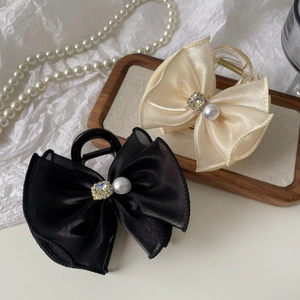 Pinces à cheveux élégantes avec nœuds en satin, strass carrés et perles pour femme