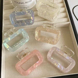 Lot de 6 pinces à cheveux carrées évidées aux couleurs irisées sur plateau de bijoux