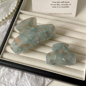 Detail-Set aus marmorierten Acetat-Haarklammern in Hellblau mit eleganten Goldflocken