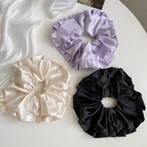 Trois chouchous en satin de qualité en violet, champagne et noir pour queues de cheval