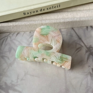 Détail de la pince à cheveux en acétate marbré avec lettrage doré Barrette La France