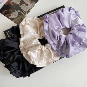 Chouchous en satin plissé noir, crème et lavande pour une coiffure élégante