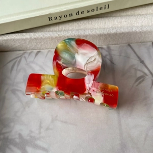 Détail macro de la pince à cheveux en acétate avec motif marbré de style français
