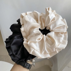 Lot de deux chouchous en satin noir et beige champagne avec volants plissés