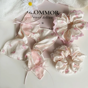 Ensemble de trois chouchous à fleurs roses et crème avec bordure en dentelle fine
