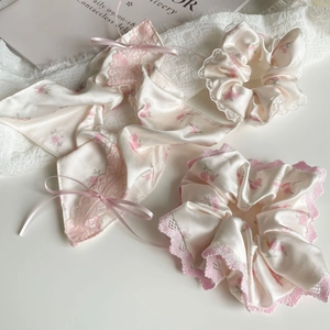 Lot de trois chouchous à fleurs en satin avec dentelle rose et détails de ruban long