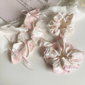 Détails de chouchous en satin à fleurs roses et ruban avec dentelle sur textile blanc
