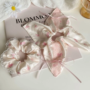 Ensemble chouchou en soie florale et bandeau avec dentelle rose finition crème