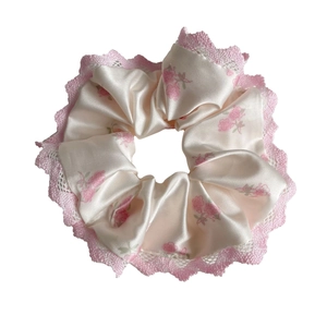 Chouchou satiné à fleurs roses avec bordure en dentelle et style rétro doux