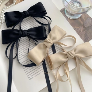 Ensemble de barrettes à nœuds en satin avec longs rubans noir et champagne