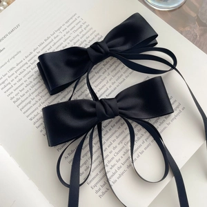Paire élégante de barrettes à nœuds en satin noir avec de longs rubans style chic français
