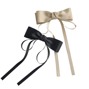 Pince à cheveux élégante avec nœud en satin et longs rubans noir et champagne