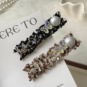 Elegant tweed hair clip with pearl and holographic butterfly in black and white finish
