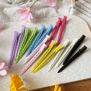Lot de barrettes à cheveux en métal coloré avec design ajouré sur un plateau