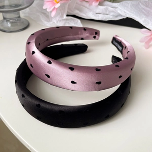 Serre-têtes en satin à pois cœurs noir et rose pour femmes avec un style élégant