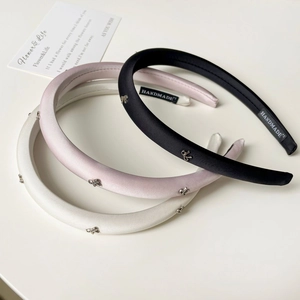 Drei Satin-Haarbänder in Weiß Rosa und Schwarz mit Metal-Schleifen im Detail-Set
