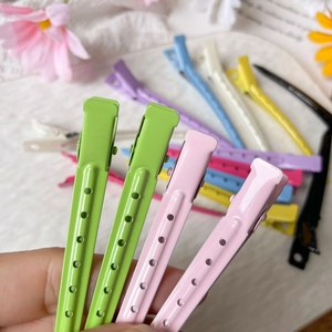 Barrettes à cheveux colorées tons bonbon pour volume et coiffage en diverses teintes