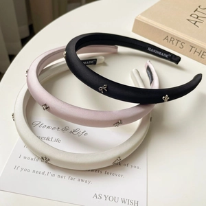 Detailliertes Set dicker Satin-Stirnbänder mit silbernen Metallschleifen in Schwarz und Rosa
