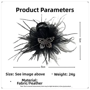 Détail de la pince à cheveux plumes noires 8x6cm avec papillon en strass