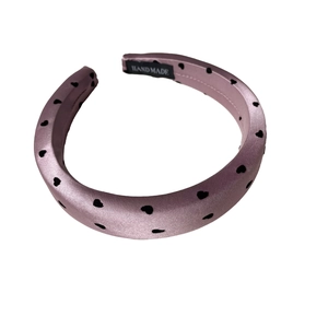 Serre-tête rembourré en satin rose avec pois en forme de cœur noir et logo
