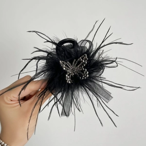 Pince à cheveux élégante en plumes noires avec décor papillon en strass étincelants
