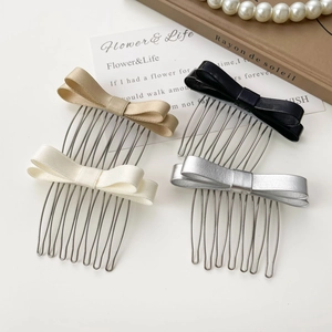 Vue détaillée de quatre peignes à cheveux élégants en satin noir, champagne et crème
