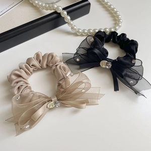 Lot de chouchous élégants avec nœuds en organza, strass et pendentifs en métal
