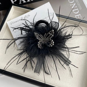 Pince à cheveux élégante en plumes noires avec papillon en strass et nœud en tulle fin