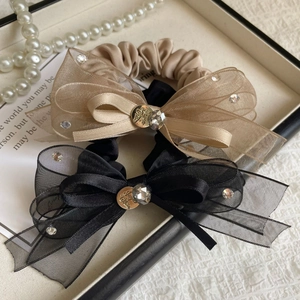 Chouchous élégants avec nœud en organza noir et champagne et détails dorés