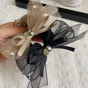 Chouchous élégants avec nœuds en organza, strass et breloques en noir et champagne