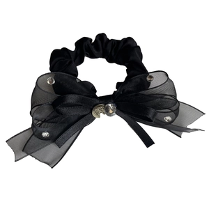 Chouchou nœud en organza noir orné de cristaux et d'un petit pendentif cœur