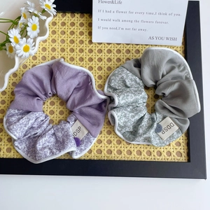 Chouchous à fleurs violets et gris avec bordure blanche et bouton décoratif