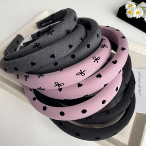 Serre-tête rembourrés chics avec motifs à pois et cœurs en noir, rose et gris