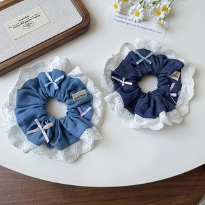 Chouchous en denim bleu clair et foncé avec bordure en dentelle blanche et petit nœud