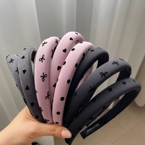 Serre-têtes rembourrés avec motifs à pois et cœurs en rose et gris pour femmes