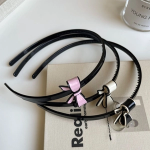 Dreiteiliges Set glänzender schwarzer Haarreifen mit Schleifen in Rosa, Creme und Schwarz